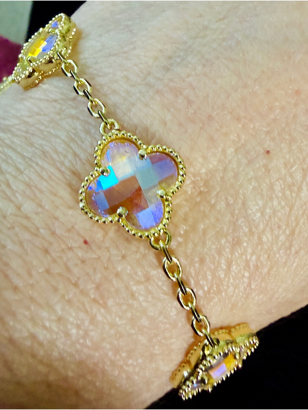 Source Unknown Gold-Tone Clover Bracelet with Iridescent Stones